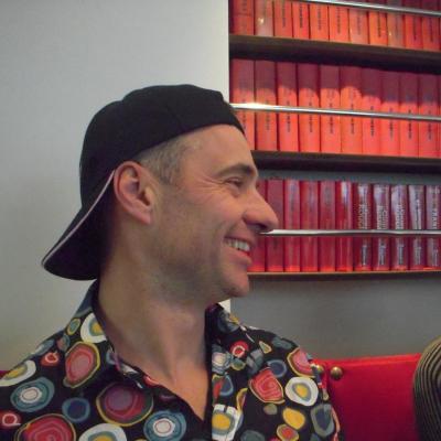Jean à côté de bouquins. Du jamais vu !