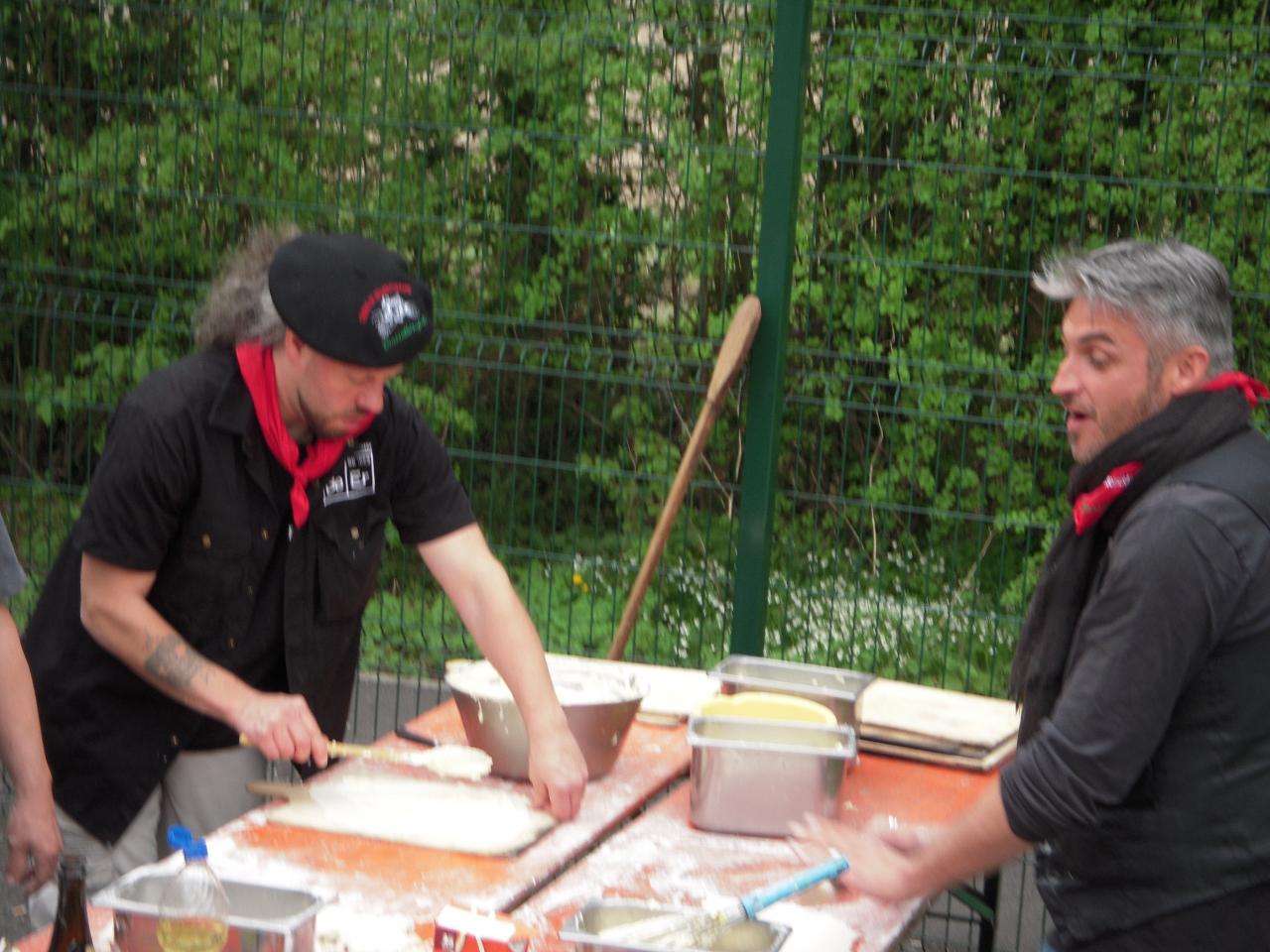 Préparation de Flammekueche par Cyriaque