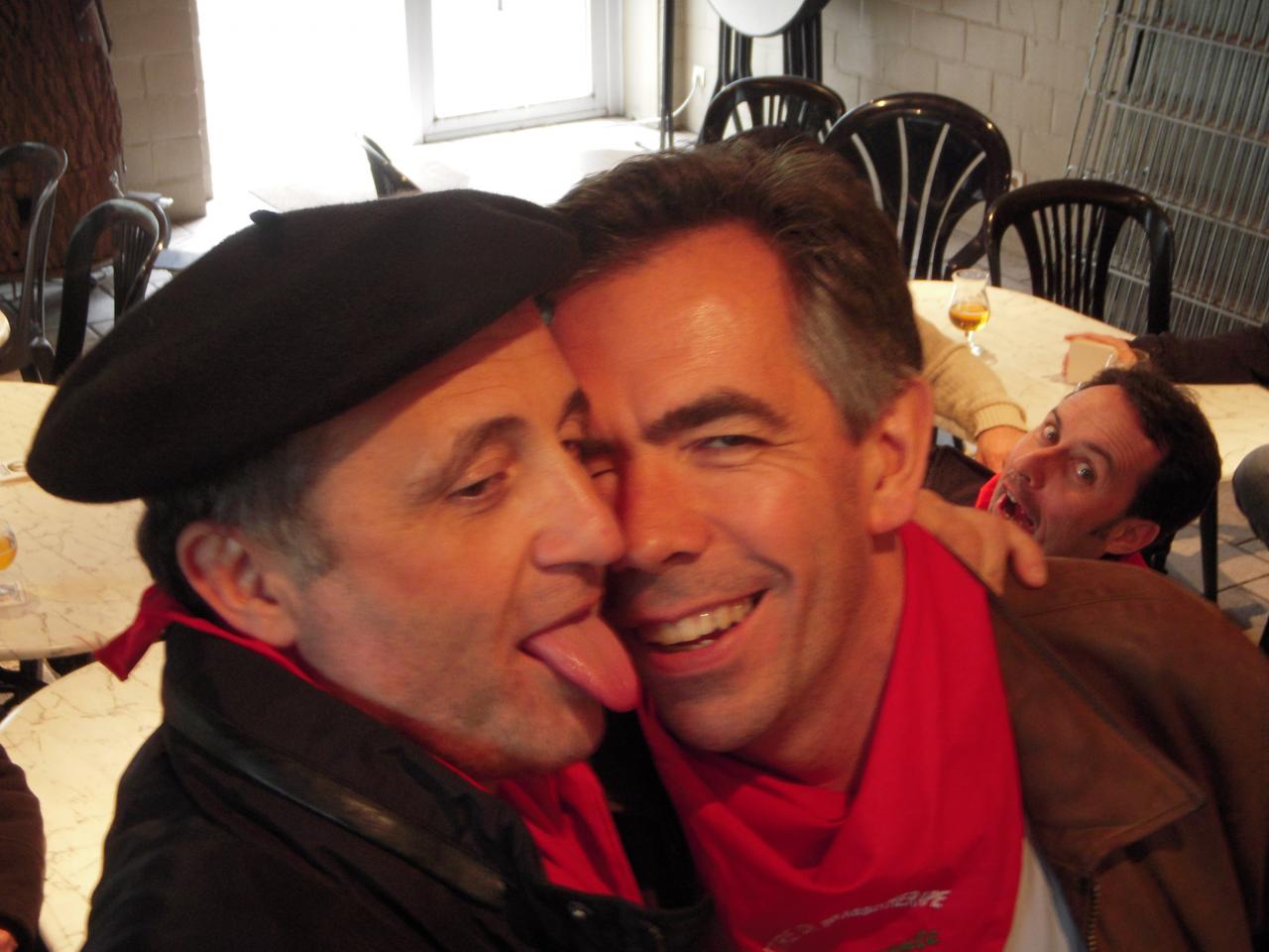 Idylle sous des yeux médusés.